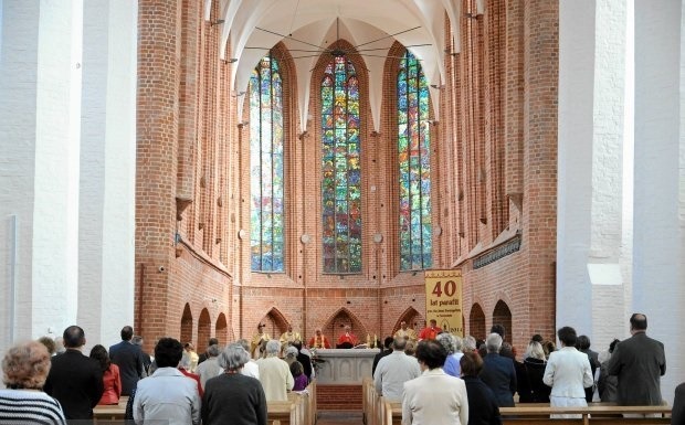 Uroczysta msza na zakończenie projektu renowacji i konserwacji wnętrza kościoła pw. św. Jana Ewangelisty w Szczecinie.