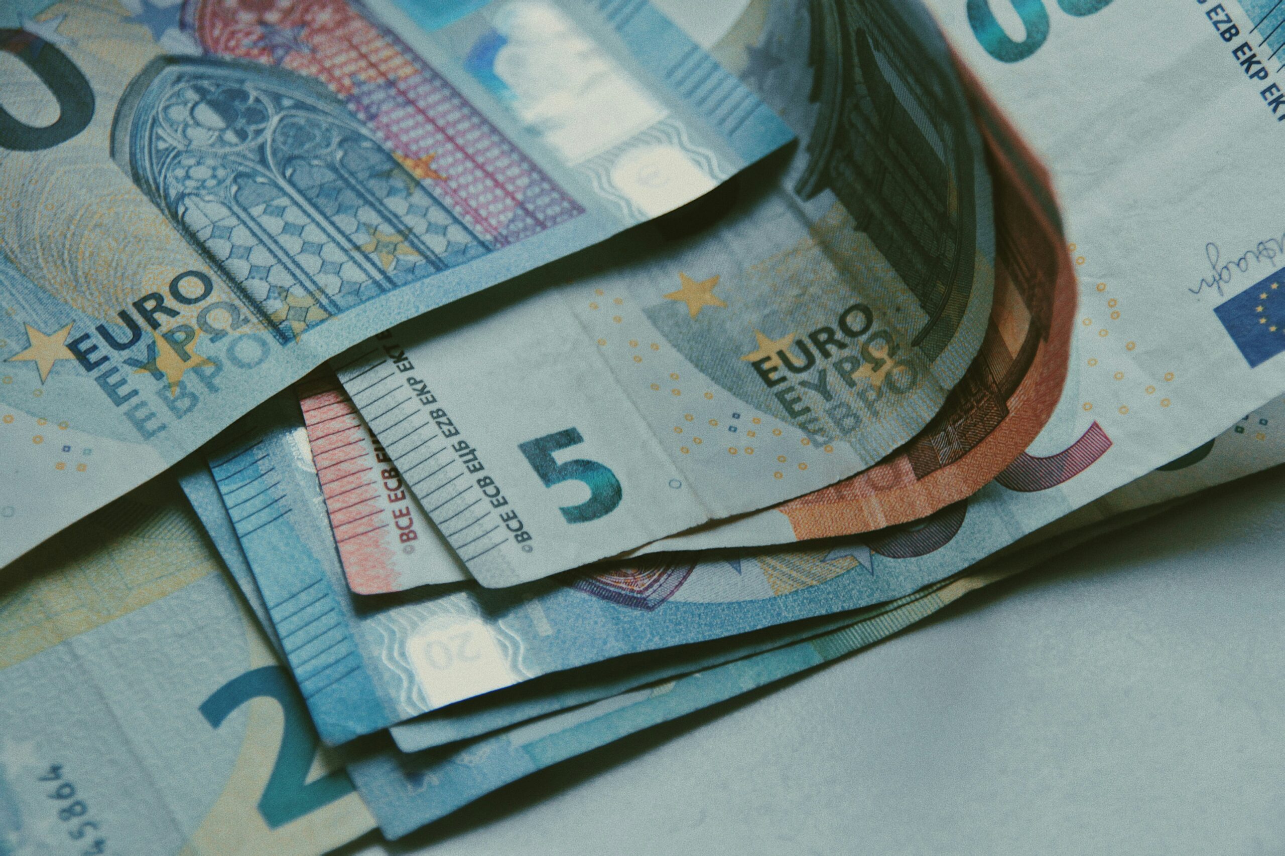 Poradnik Beneficjenta: Zaliczka czy refundacja – wybierz formę rozliczania projektów w perspektywie unijnej 2021-2027